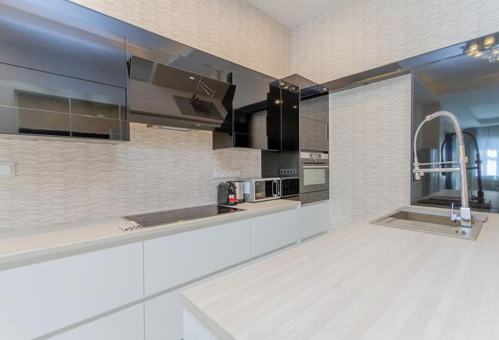 בודפשט The Opulent Oasis By Newave Apartments מראה חיצוני תמונה